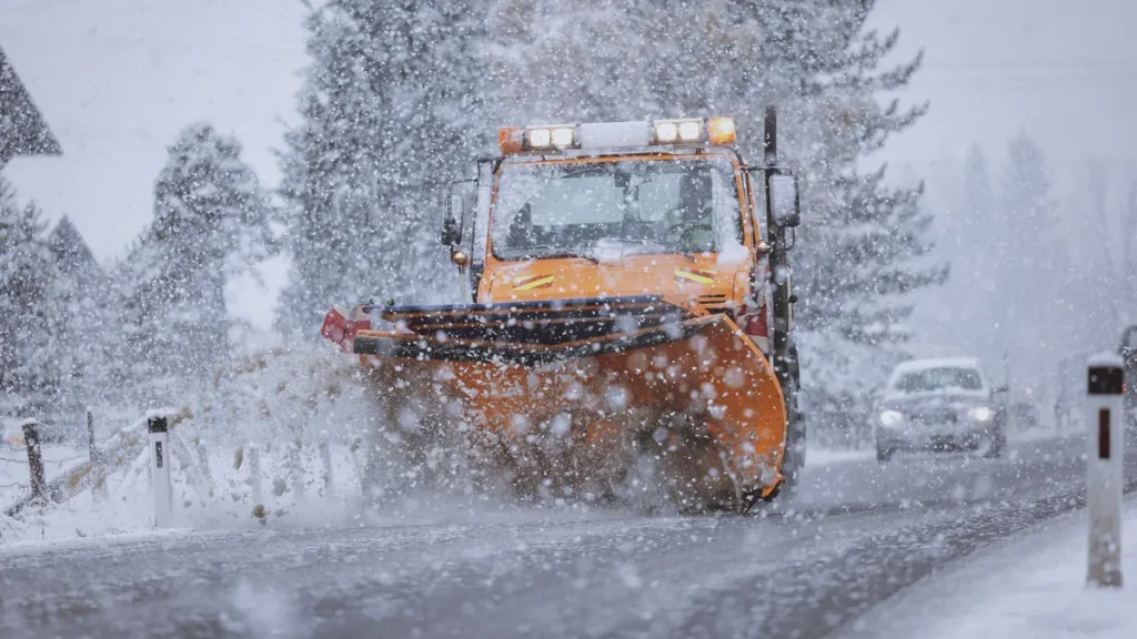 ein-raeumfahrzeug-im-schneefall-symbolbild-in-oesterreich-hat-das-winterwetter-zu-einem-toedlichen-a.webp