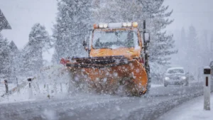 ein-raeumfahrzeug-im-schneefall-symbolbild-in-oesterreich-hat-das-winterwetter-zu-einem-toedlichen-a.webp