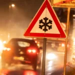 ein-strassenschild-warnt-in-muenchen-vor-schnee-und-glaette-symbolbild-ab-samstag-erwartet-der-dwd-n.webp