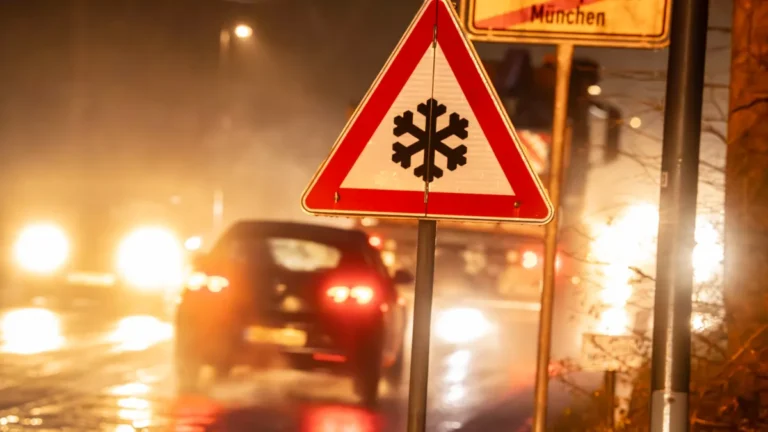 ein-strassenschild-warnt-in-muenchen-vor-schnee-und-glaette-symbolbild-ab-samstag-erwartet-der-dwd-n.webp