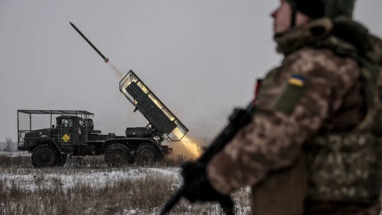 ein-ukrainischer-soldat-an-der-front-in-der-naehe-von-tschassiw-jar-in-der-naehe-von-donezk.jpg