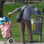 eine-aeltere-frau-sammelt-pfandflaschen-symbolbild-fuer-den-oekonomen-maurice-hoefgen-ist-das-renten.webp