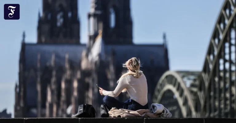 eine-frau-blickt-am-rheinufer.webp.webp