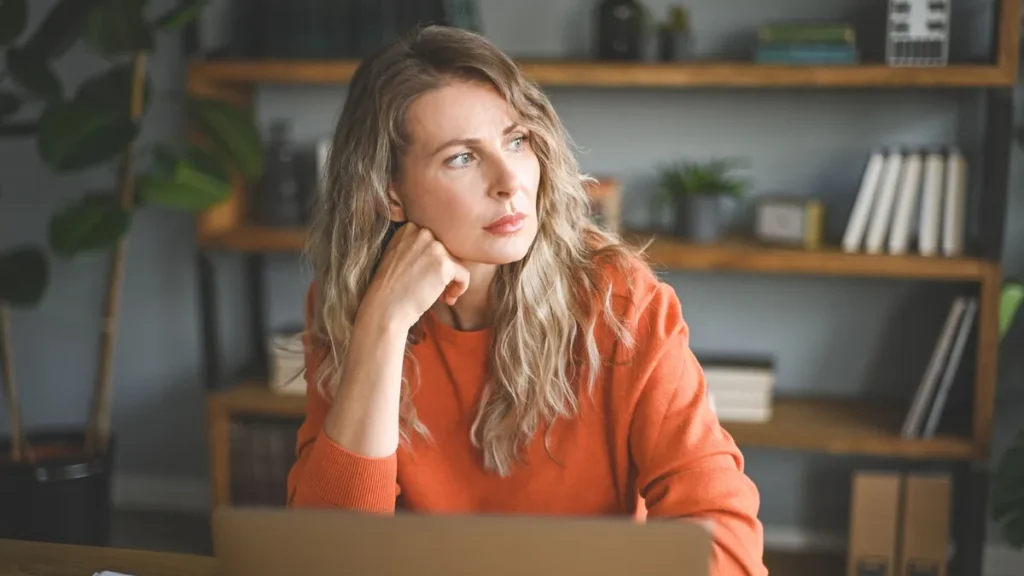 eine-frau-denkt-nach-fuer-aussergewoehnliche-belastungen-gibt-es-bei-der-einkommensteuer-einen-zumut.webp