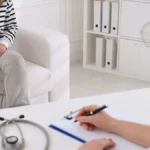eine-junge-frau-sitzt-bei-einer-aerztin-symbolbild-der-anstieg-der-infektionen-mit-syphilis-hat-in-b.webp