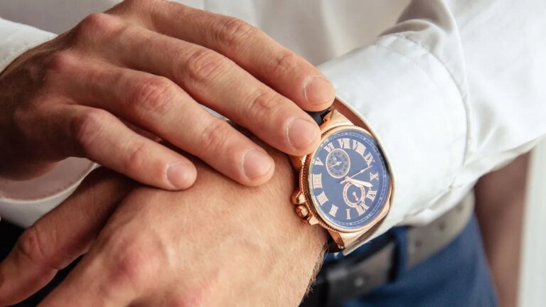 eine-uhr-am-handgelenk-sparen-sie-jetzt-bei-einem-modell-von-michael-kors-symbolbild.jpg