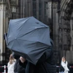 einem-mann-weht-vor-dem-koelner-dom-ein-regenschirm-ins-gesicht-archivbild-in-den-kommenden-tagen-wi.webp