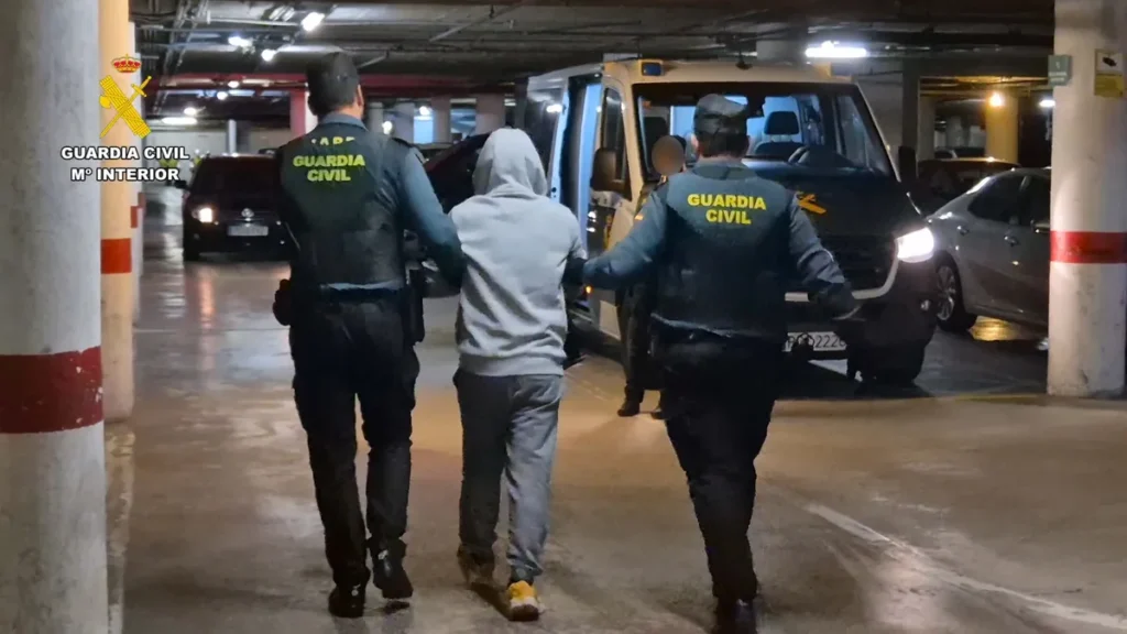 einer-der-hinterleute-wird-abgefuehrt-die-polizei-hat-auf-mallorca-mehrere-menschen-festgenommen-sie.webp