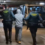einer-der-hinterleute-wird-abgefuehrt-die-polizei-hat-auf-mallorca-mehrere-menschen-festgenommen-sie.webp