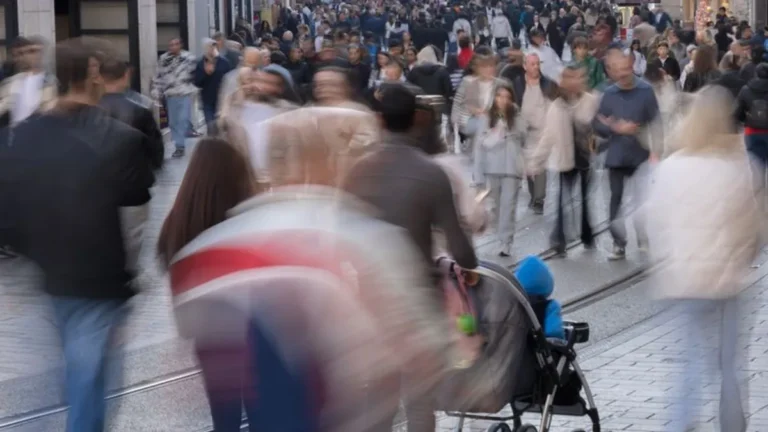 einheimische-und-touristen-spazieren-die-istiklal-strasse-entlang-symbolbild-fuenf-personen-darunter.webp