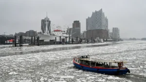 eisschollen-treiben-vor-der-hamburger-elbphilharmonie-eine-barkasse-kreuzt-das-fahrwasser-archivbild.webp
