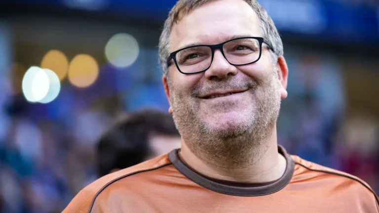 elton-er-war-in-den-ersten-drei-folgen-von-du-gewinnst-hier-nicht-die-million-bei-stefan-raab-als-sp.webp