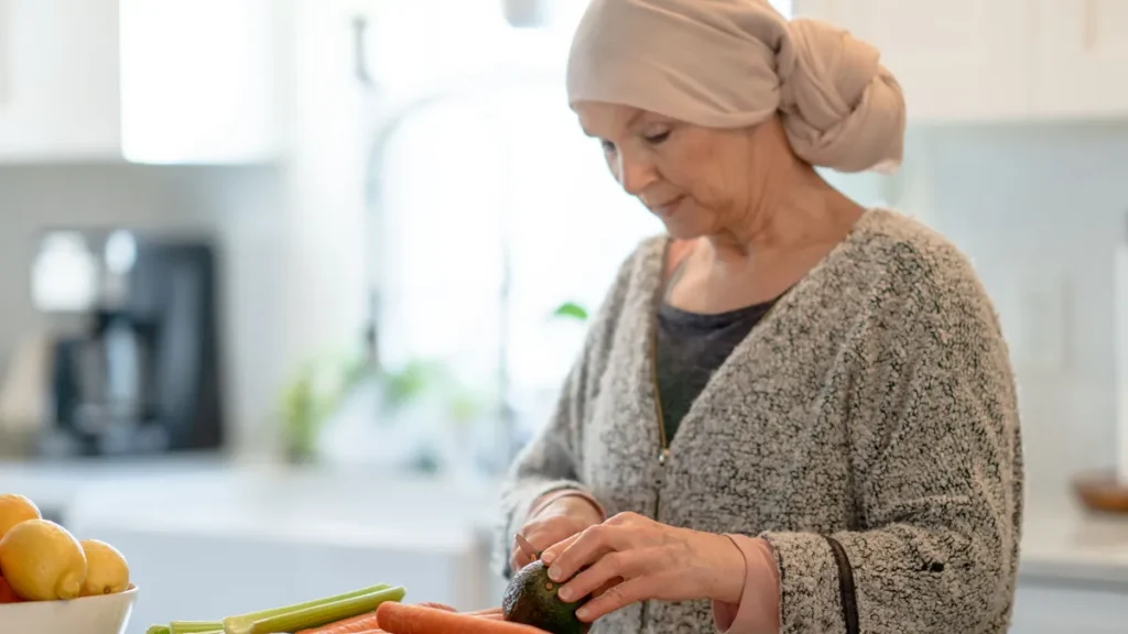 essensvorbereitung-symbolbild-fuer-menschen-mit-krebs-ist-eine-ausreichende-energie-und-naehrstoffzu.webp