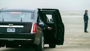 fahrzeug-eines-leider-sehr-maechtigen-egomanen-auf-dem-regierungsflughafen-washington.jpg