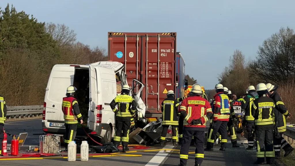 feuerwehrleute-stehen-an-der-unfallstelle-ein-mann-kam-auf-der-a7-bei-garlstorf-ums-leben-ein-andere.webp