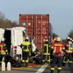 feuerwehrleute-stehen-an-der-unfallstelle-ein-mann-kam-auf-der-a7-bei-garlstorf-ums-leben-ein-andere.webp