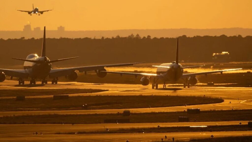 flugzeuge-am-frankfurter-flughafen-archivfoto-neues-terminal-soll-im-kommenden-jahr-eroeffnen.jpg