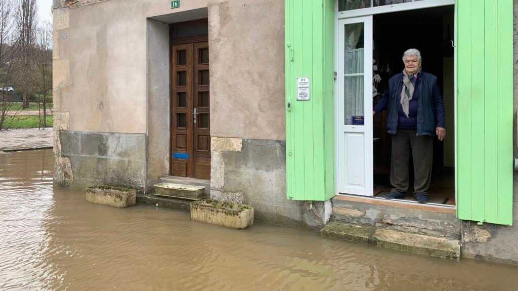 georgette-93-ans-entouree-par-la-riviere-dronne-en-crue-tempete-inondations-dordogne-intemperies-tem.jpeg