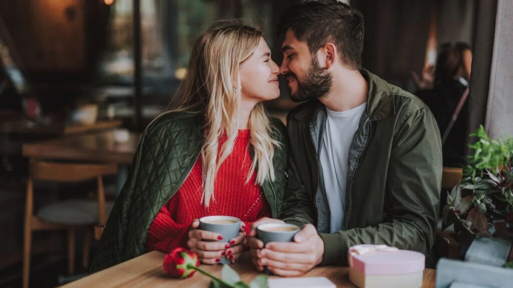 geschenke-zum-valentinstag-am-tag-der-liebe-sind-romantische-gesten-besonders-beliebt-symbolbild.jpg