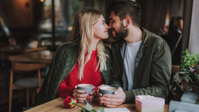 geschenke-zum-valentinstag-am-tag-der-liebe-sind-romantische-gesten-besonders-beliebt-symbolbild.jpg