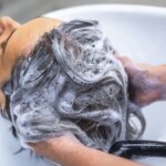 haare-waschen-beim-friseur-bei-intensivem-styling-sollte-das-haar-auch-intensiv-gepflegt-werden.jpg