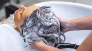haare-waschen-beim-friseur-bei-intensivem-styling-sollte-das-haar-auch-intensiv-gepflegt-werden.jpg