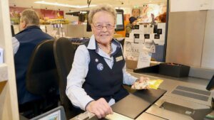 hannelore-labitzke-an-der-kasse-sie-ist-deutschlands-wohl-aelteste-kassiererin.jpg