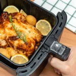 heissluftfritteuse-wer-ein-ganzes-haehnchen-garen-moechte-sollte-bei-der-zubereitung-in-der-heissluf.webp