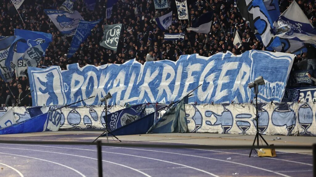 hertha-fans-zeigen-vor-dem-spiel-ein-banner-mit-der-aufschrift-pokalkrieger.jpg