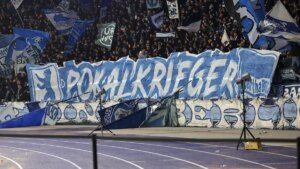 hertha-fans-zeigen-vor-dem-spiel-ein-banner-mit-der-aufschrift-pokalkrieger.jpg