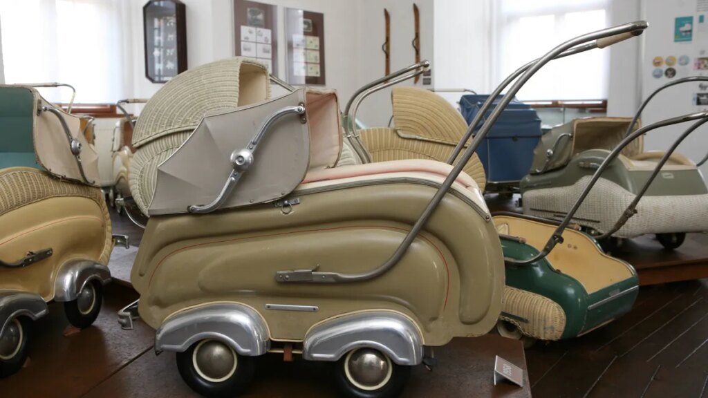 historische-kinderwagen-von-zekiwa-im-zeitzer-schlossmuseum.jpg