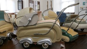 historische-kinderwagen-von-zekiwa-im-zeitzer-schlossmuseum.jpg