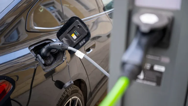 hohe-anschaffungskosten-geringe-reichweite-teurer-strom-viele-autofahrer-sehen-gleich-mehrere-hinder.webp