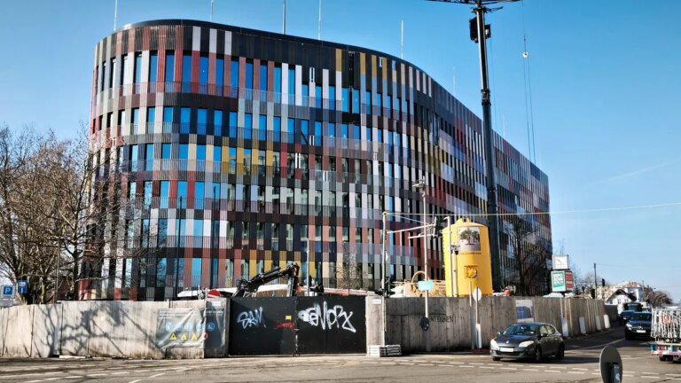 in-berlin-moabit-steht-das-ausweichquartier-des-bundespraesidenten.jpg