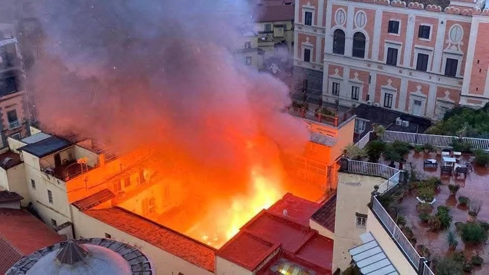incendio_teatro_sannazaro_foto_di_tommaso_ederoclite.jpeg