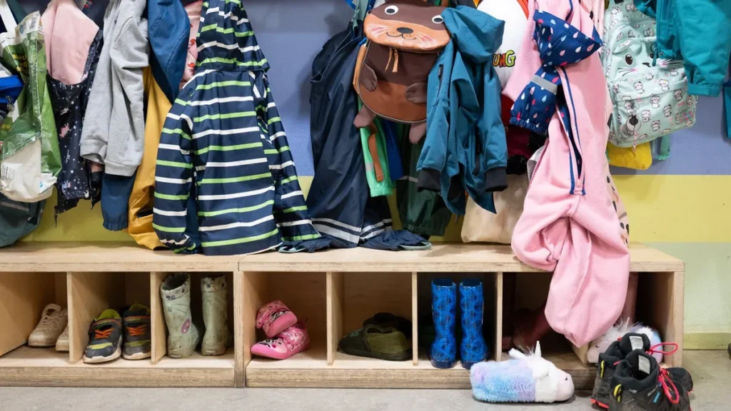 jacken-und-schuhe-in-der-garderobe-einer-kita-symbolbild-die-mitarbeiter-warten-noch-auf-ihr-januar.webp