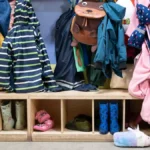 jacken-und-schuhe-in-der-garderobe-einer-kita-symbolbild-die-mitarbeiter-warten-noch-auf-ihr-januar.webp
