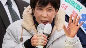 japans-neue-regierungschefin-takaichi-hat-einen-haushohen-wahlsieg-errungen.jpg