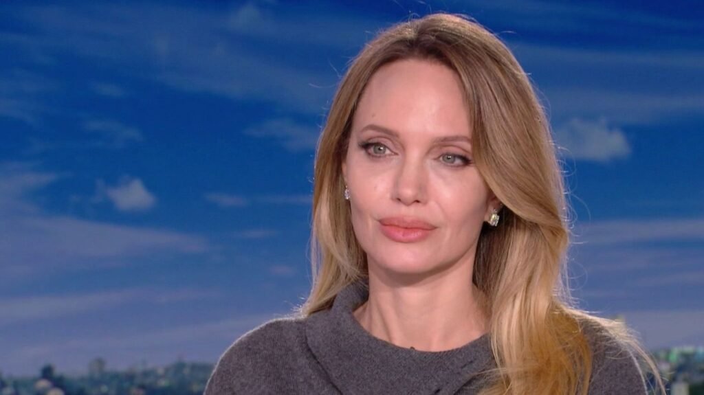jt20h-itw-angelina-jolie-698baf434bce0412783239.jpg