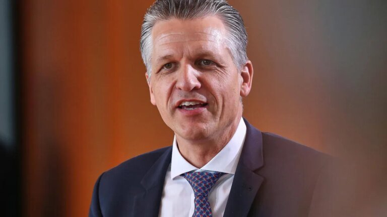 kanzleramtsminister-thorsten-frei-cdu-vor-einer-kabinettssitzung.jpg