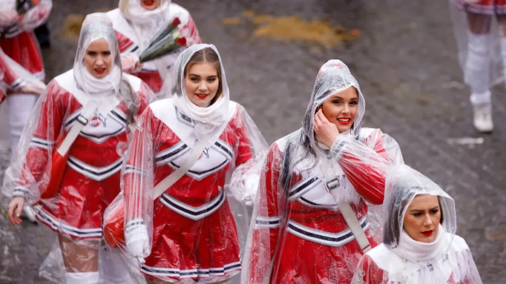 karnevalisten-beim-verregneten-koelner-rosenmontagszug-2020-archivfoto-das-festkomitee-will-die-wett.webp