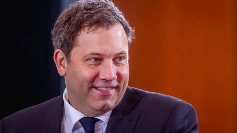 lars-klingbeil-bundesminister-der-finanzen-aufgenommen-im-rahmen-einer-kabinettsitzung-in-berlin-04.webp