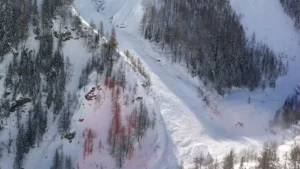 lawinenunglueck-im-aostatal-in-den-italienischen-alpen-archivbild-schneemassen-drangen-bis-auf-eine.webp