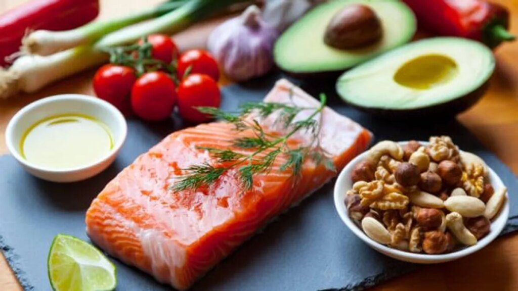 lebensmittel-gemuese-fisch-eier-und-milchprodukte-bilden-die-basis-einer-ketogenen-diaet.jpg