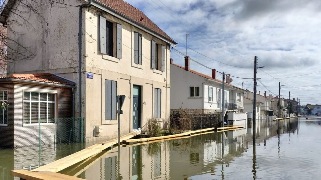 les-madriers-permettent-aux-sinistres-des-inondations-a-saintes-de-sortir-de-chez-eux-ce-23-fevrier.jpeg