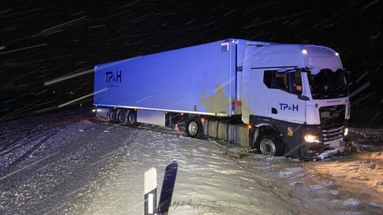 lkw-schnee-strasse-100.jpg