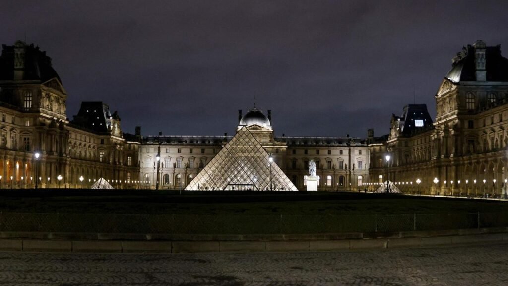 louvre-gebauede-100.jpg