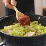 mann-gibt-tomatenmark-beim-kochen-hinzu-symbolbild-ein-unternehmen-warnt-vor-glasssplittern.jpg