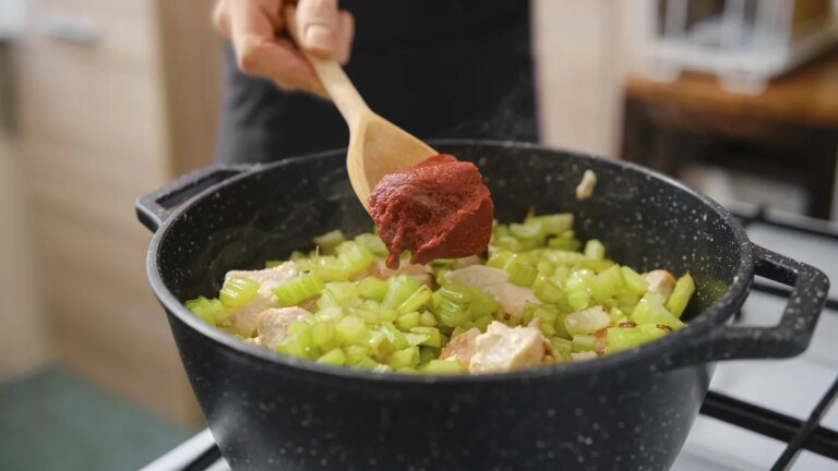 mann-gibt-tomatenmark-beim-kochen-hinzu-symbolbild-ein-unternehmen-warnt-vor-glasssplittern.jpg
