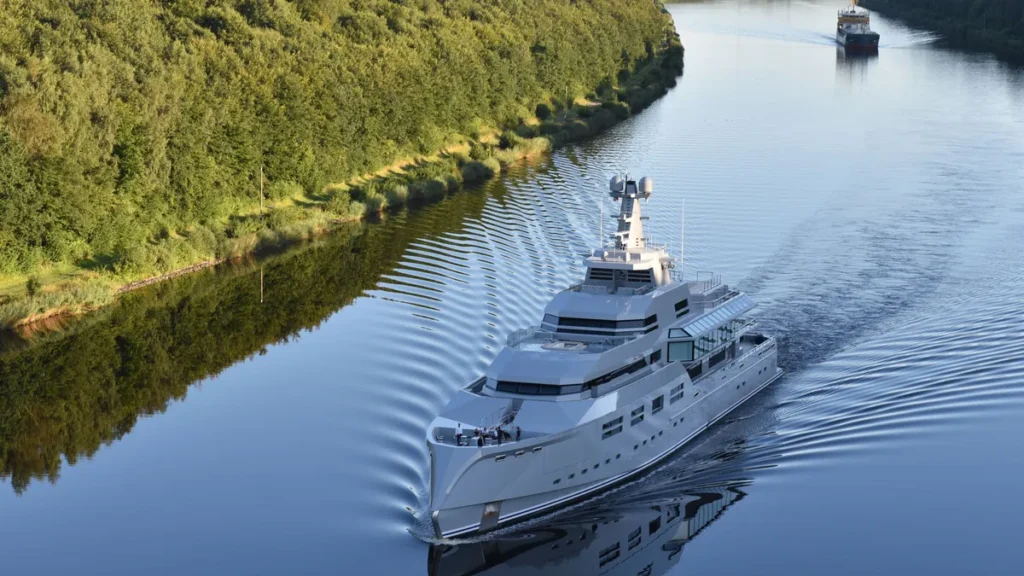 megayacht-norn-faehrt-im-nord-ostsee-kanal-megayacht-norn-drives-at-north-baltic-sea-channel-1038805.webp